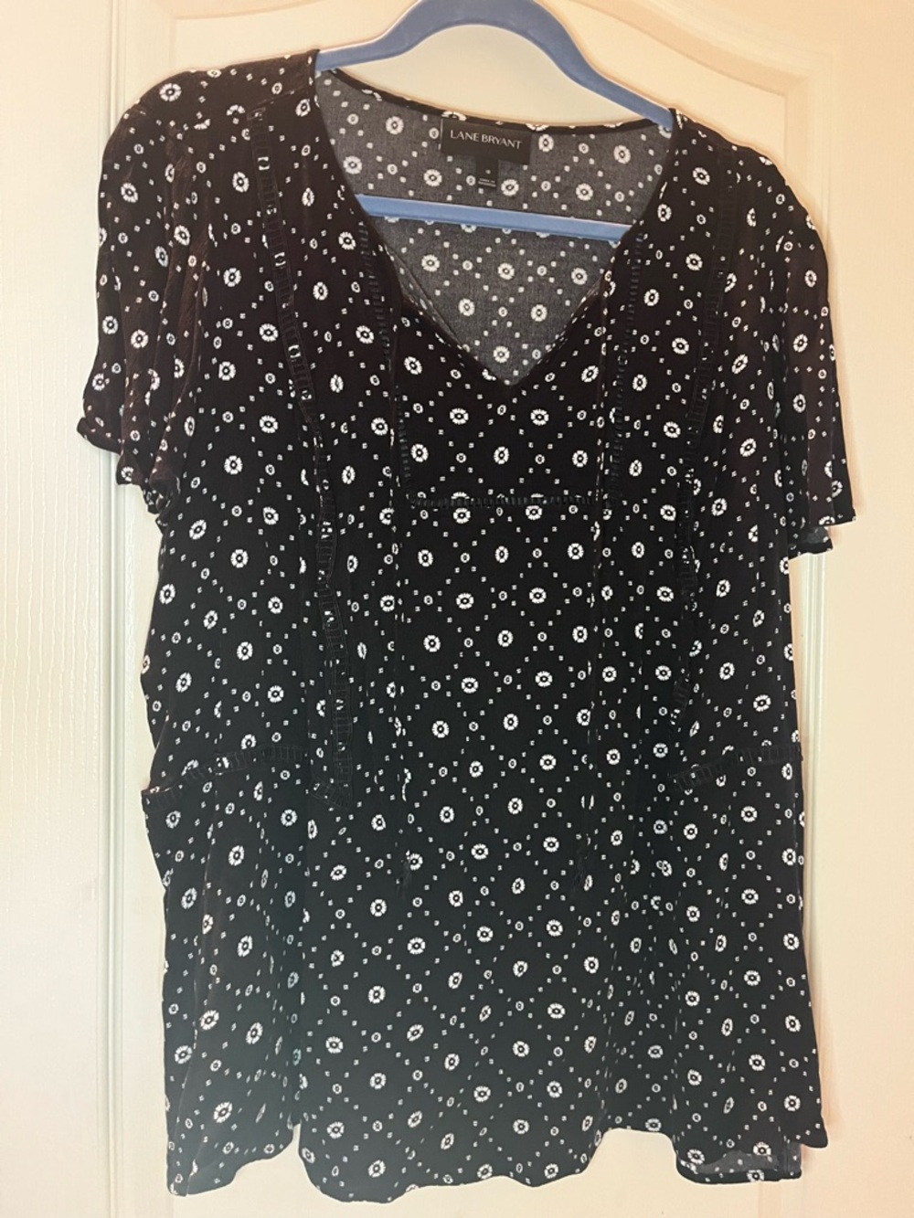 Lane Bryant Black & White Ditsy Floral V-Neck Blouse